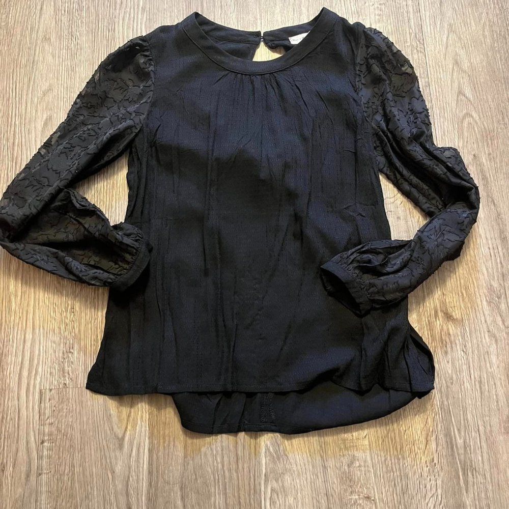Laureibelle's! Classic Style Blouse! Size small! New with tags!!